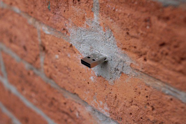 clé usb deaddrop dans le mur