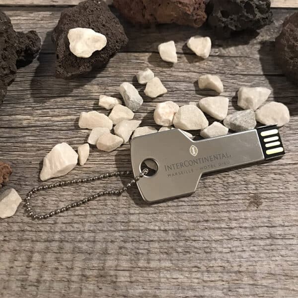 Dragonne métal pour clés USB