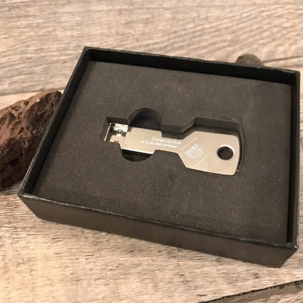 clé usb en métal en forme de clé